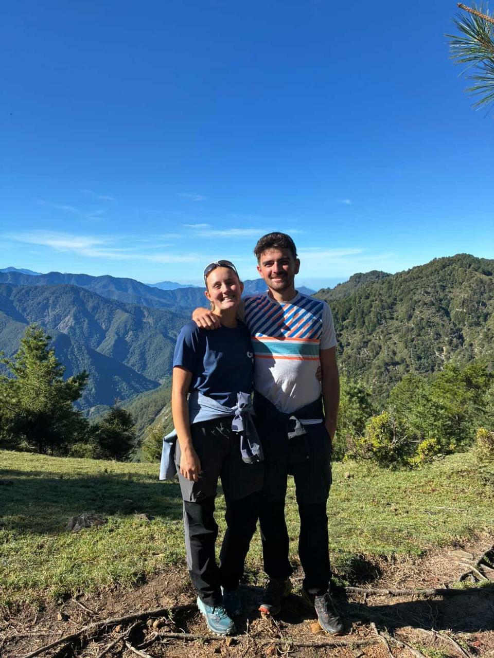 Tiphaine et un couple en montagne